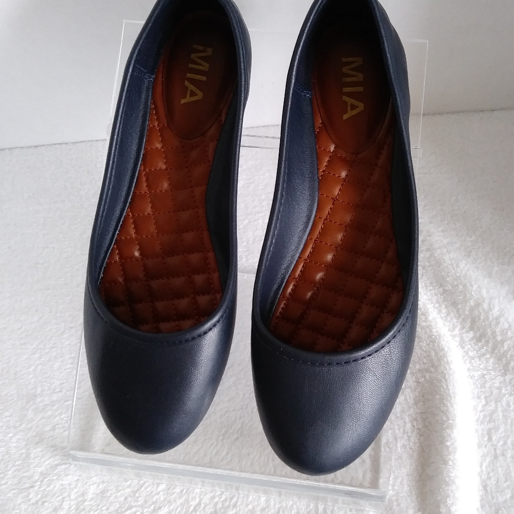 MIA leather ballet flats are like new!